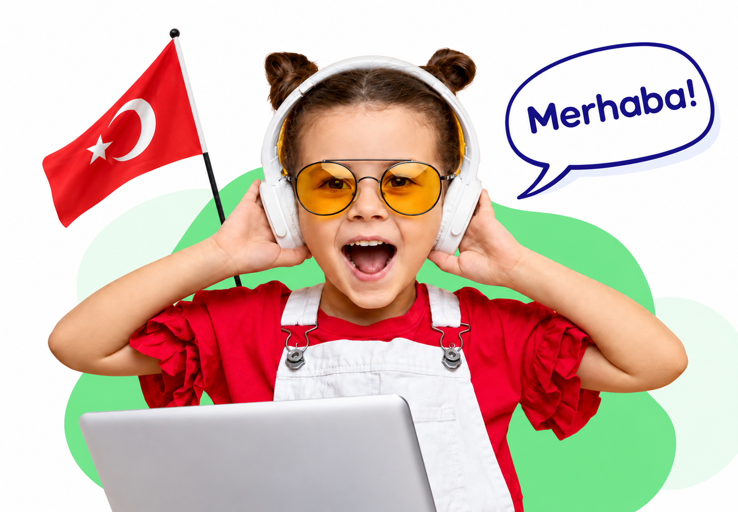 Merhaba diyerek çevrim içi Türkçe dersine katılan neşeli çocuk