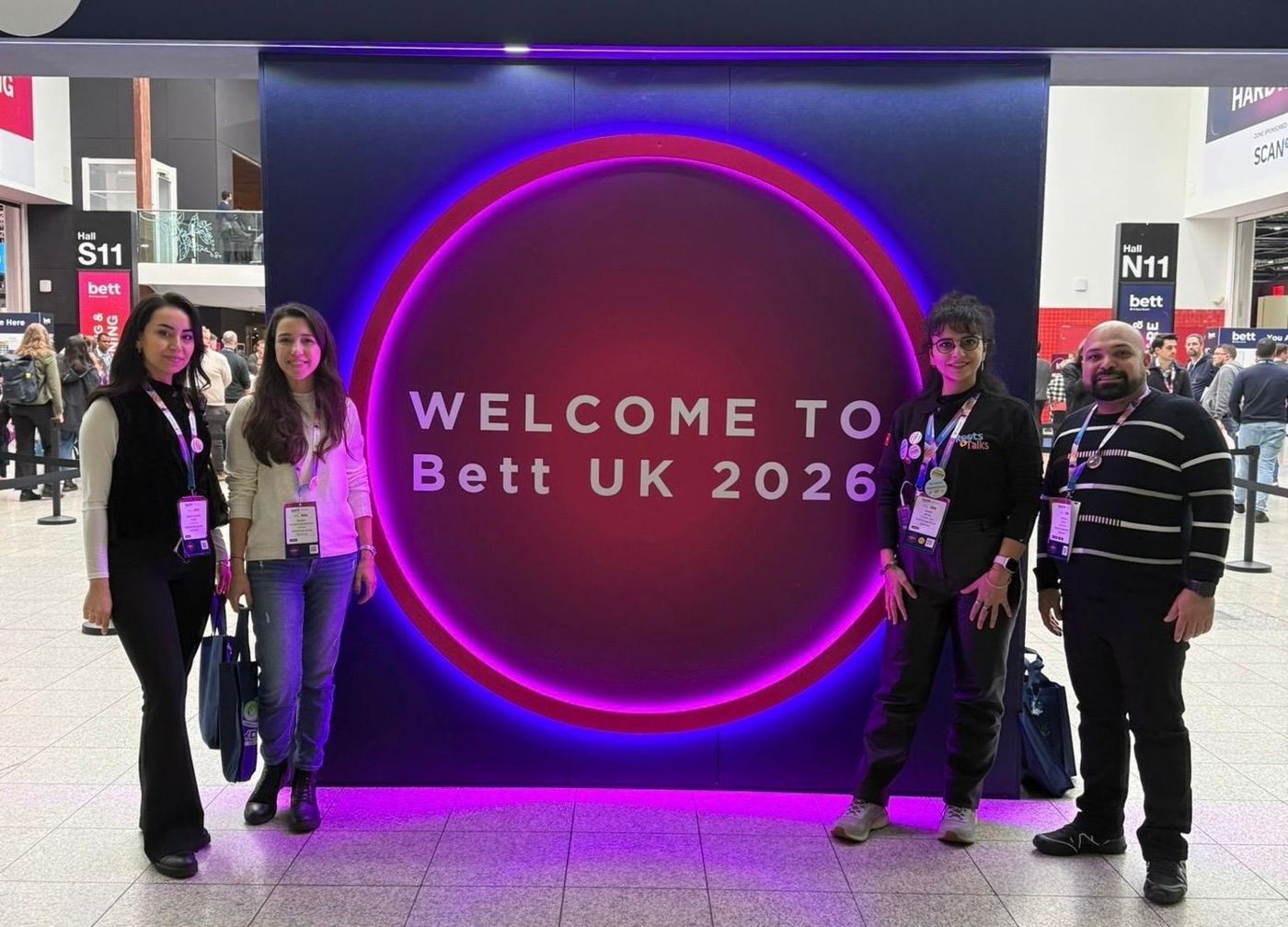 Roots & Talks ekibi Bett UK 2026 girişinde