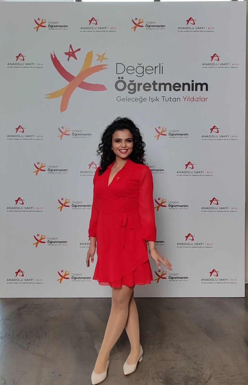Değerli Öğretmenim panosu önünde