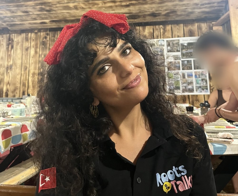 Kurucumuz Gamze Beyaz, Roots & Talks tişörtüyle