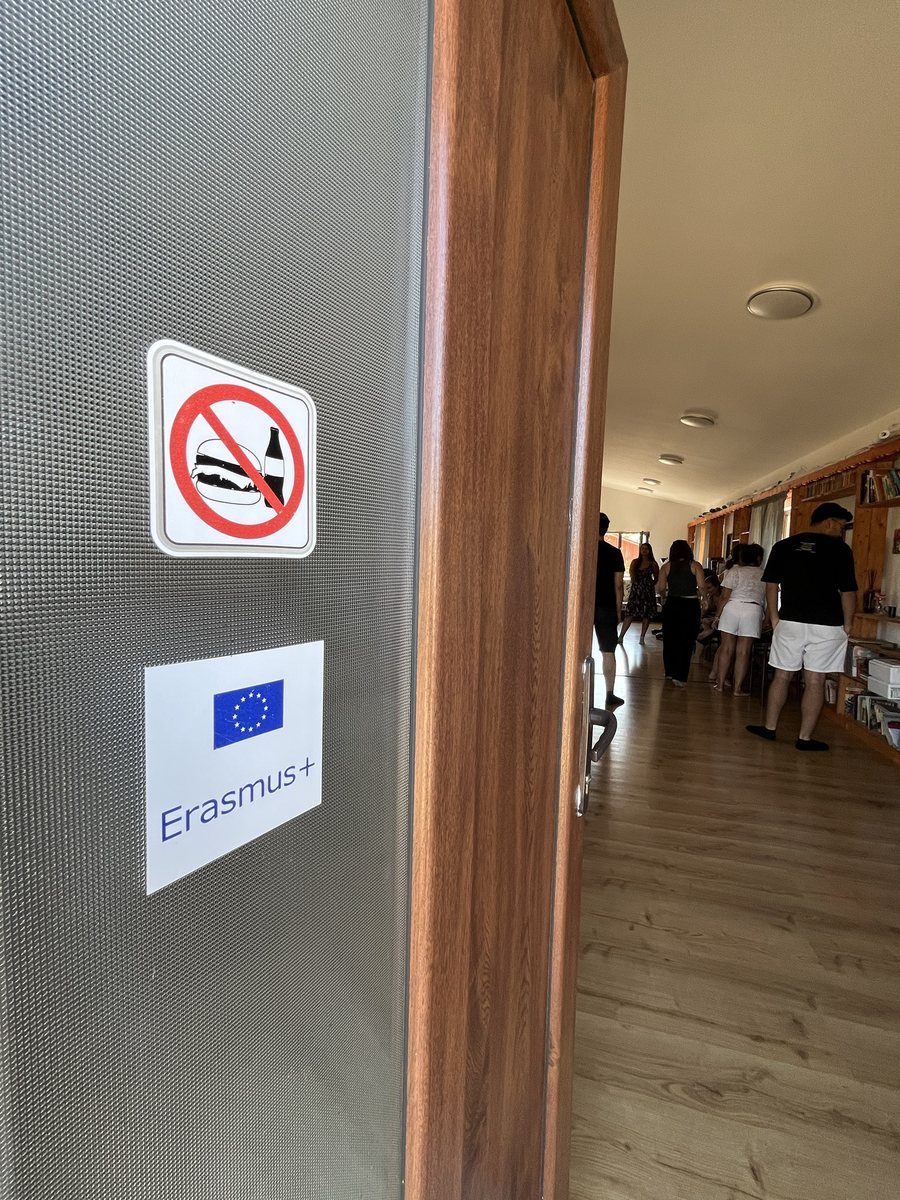Salonun kapısında Erasmus+ işareti