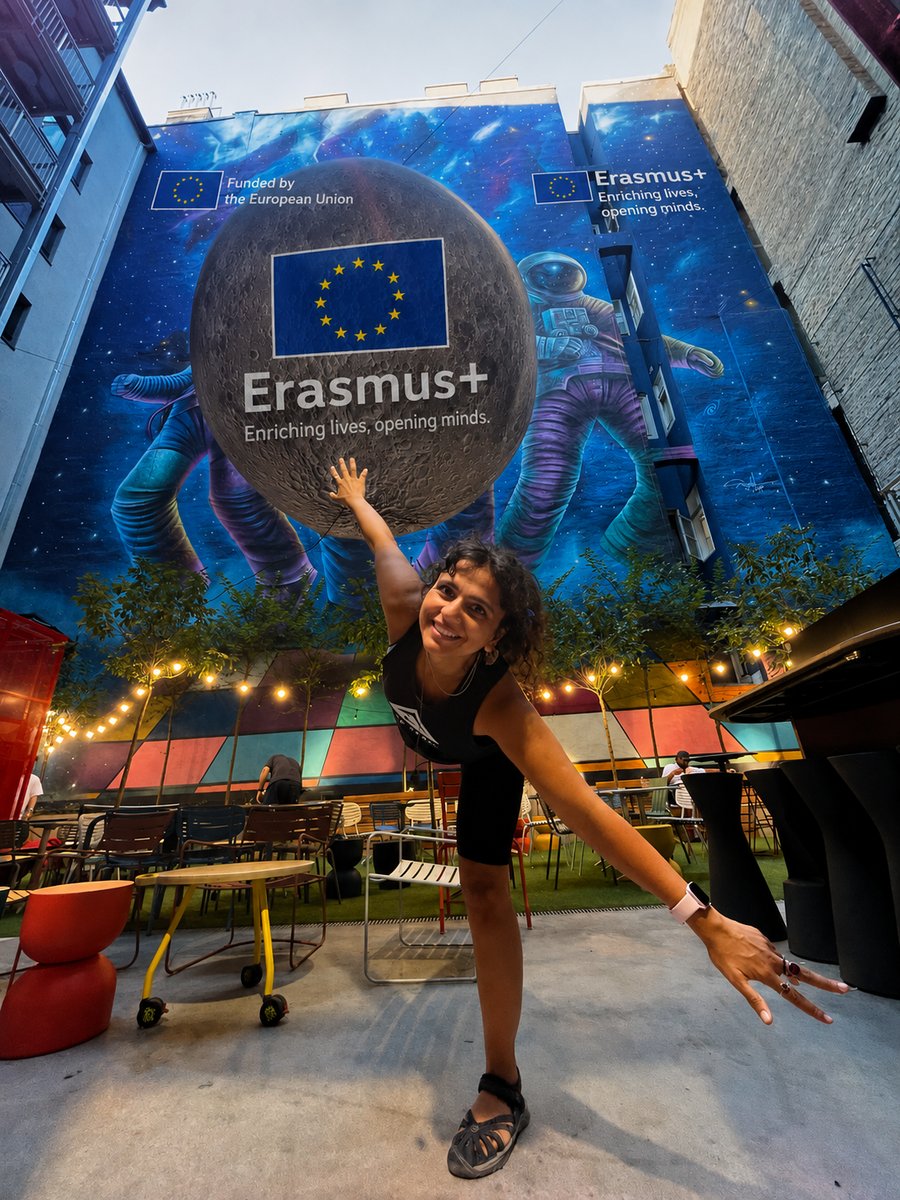 Kurucumuz Gamze Beyaz, Erasmus+ duvar resminin önünde