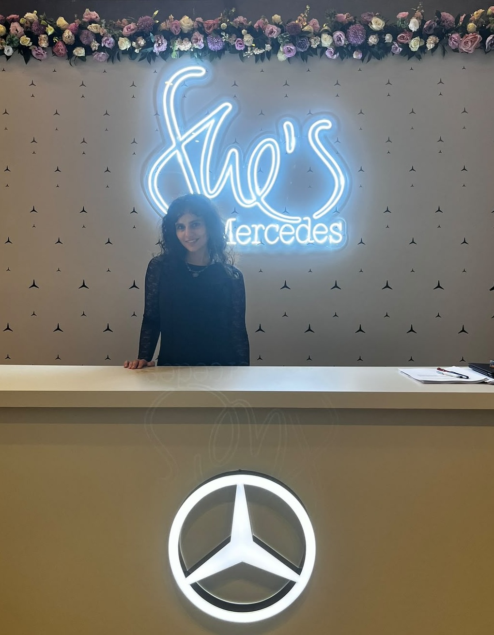 She's Mercedes neon yazısı önünde
