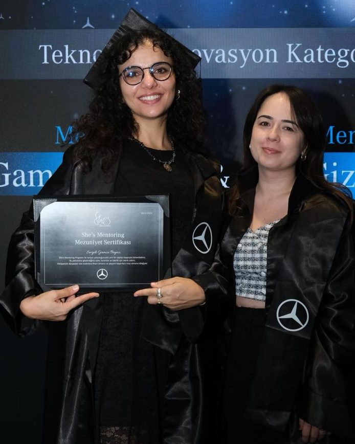 She's Mentoring mezuniyet töreninde mentoruyla